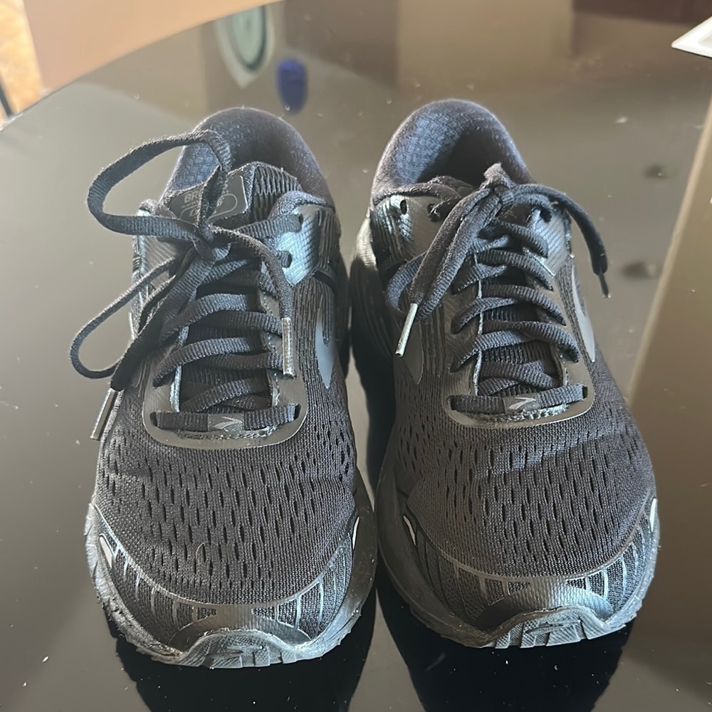 Women’s Brooks Black Athletic Running Shoes size 8.5 wide